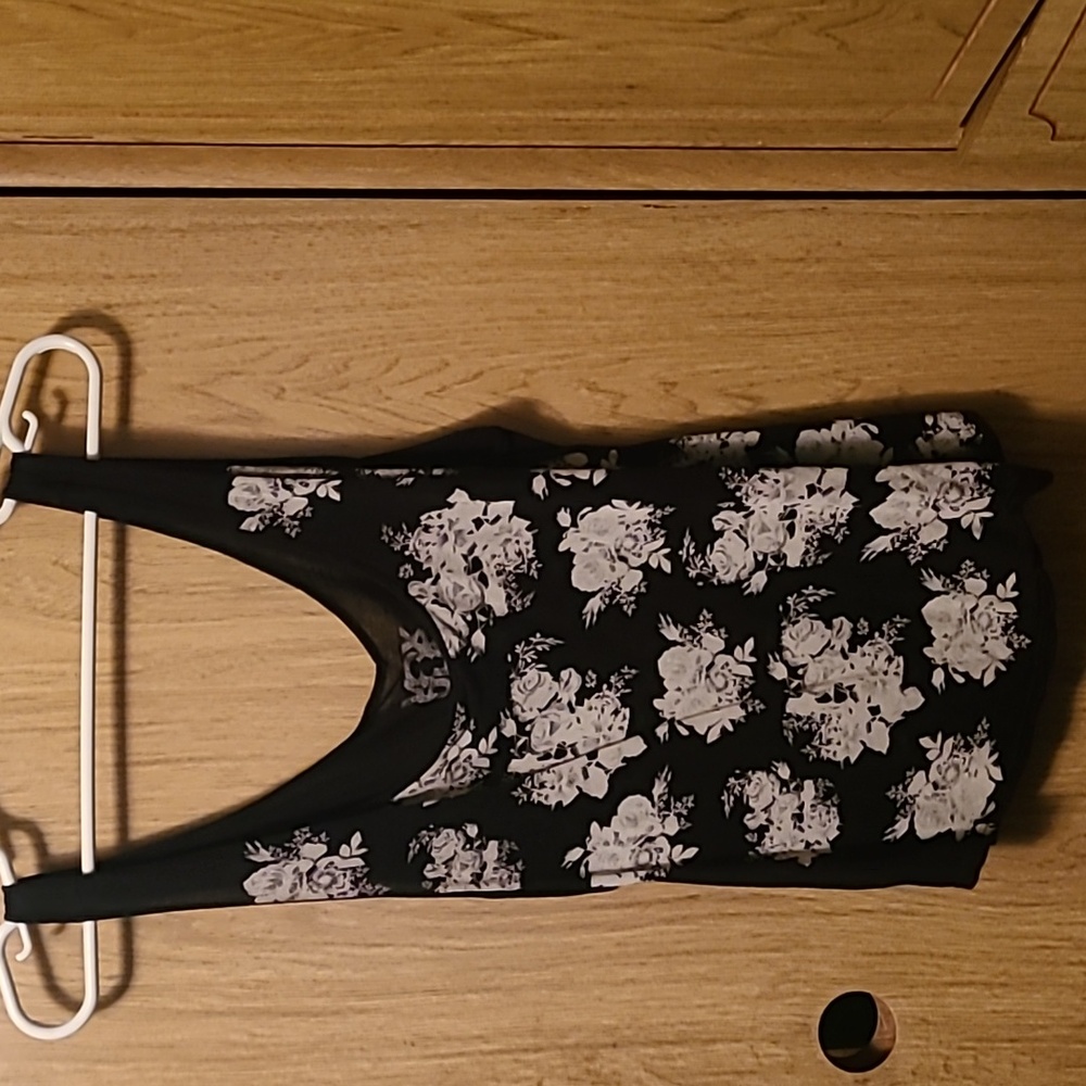 Vox Populi  size m black floral tank top